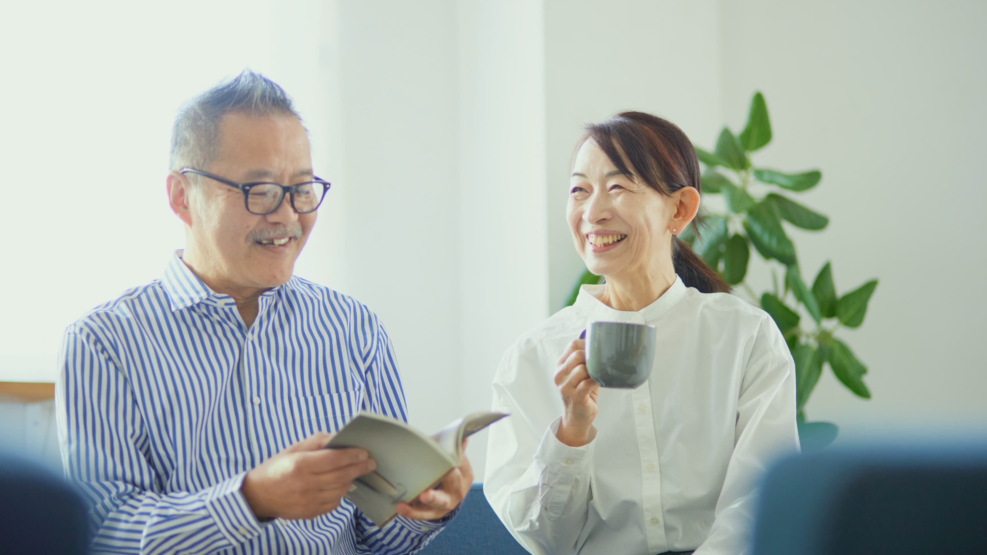 書籍を確認する男性と談笑する女性