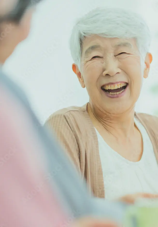 笑顔のシニア女性
